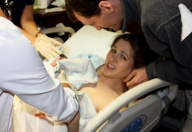 S-a dus la spital să nască, iar asistentele i-au facut un lucru șocant: i-au împins cu forța bebelușul înapoi în burtă. De ce au făcut așa ceva