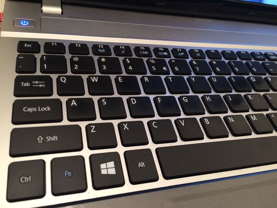 De ce nu sunt literele aranjate în ordine alfabetică pe tastatură