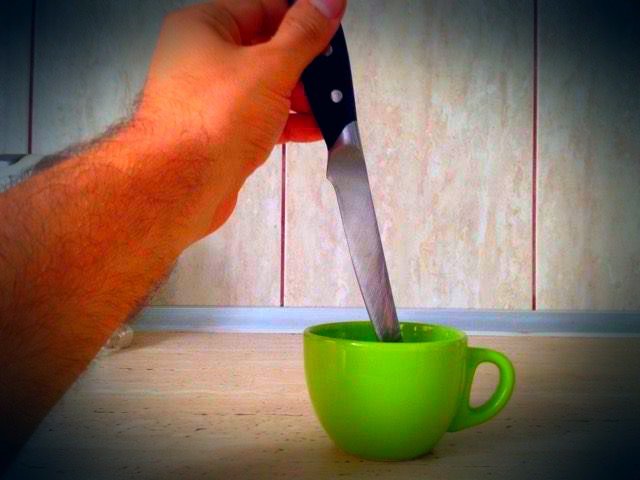 Ce se întâmplă dacă amesteci cafeaua cu cuțitul 