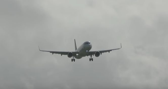 Clipe de groază pentru pasagerii unui avion. Momentul în care un Airbus A321 ratează prima aterizare - VIDEO