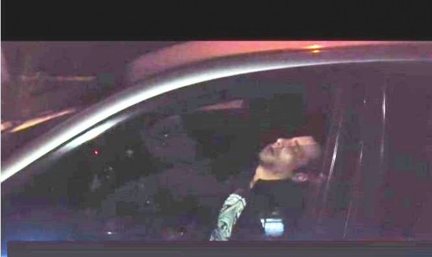 Şoferul filmat când dormea pe trecerea de pietoni i-a amenințat și înjurat pe jurnaliști