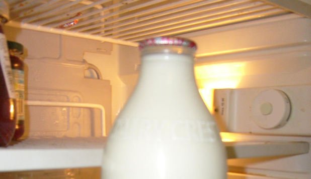 Colegii de serviciu îi furau mereu laptele din frigider, dar într-o zi a lăsat un mesaj pe ambalaj. Ce se afla, de fapt, în sticlă