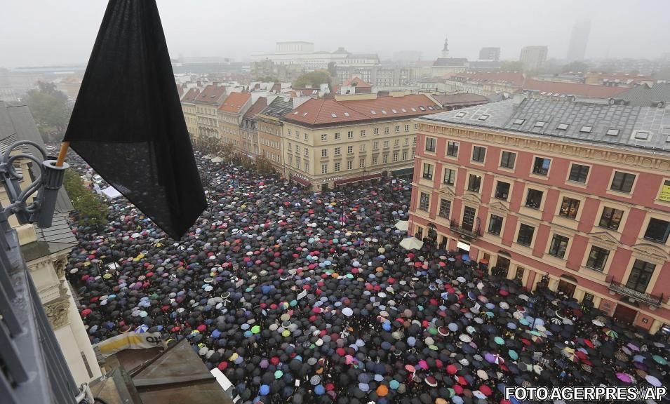 Protest în negru față de interzicererea totală a avortului în Polonia