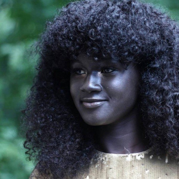 O tânără senegaleză a devenit vedetă pe internet pentru frumuseţea şi nuanţa deosebită a pielii ei - GALERIE FOTO