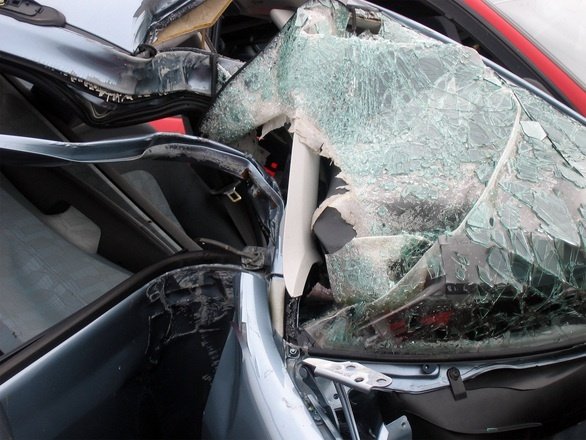 Grav accident în Sibiu. Un autoturism s-a ciocnit cu un camion de 7,5 tone. O persoană a murit