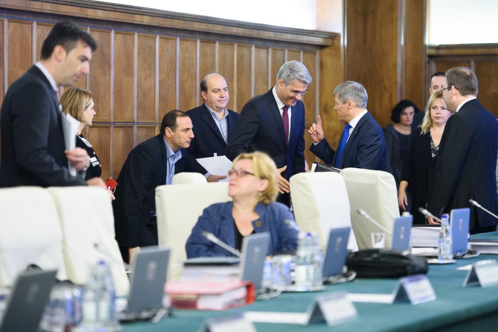 Doi miniștri din guvernul Cioloș, posibil pe listele USR