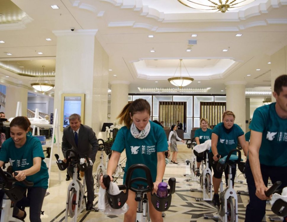 Dacian Cioloș, în costum, pe bicicletă. Premierul a pedalat într-un hotel din București