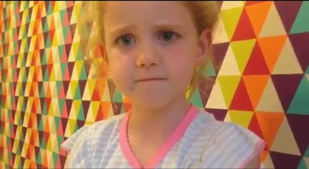 Mesajul „dur” lansat de o fetiță de cinci ani către premierul Angliei: „Ieși și tu afară, să vezi oamenii străzii. Du-le biscuiți!” VIDEO viral