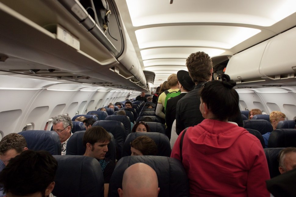 Clipe de panică pentru pasagerii unui avion. Un telefon aflat la bord a luat foc