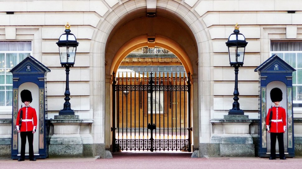 Alertă la Palatul Buckingham. Scotland Yard a arestat un bărbat care a încerat să sară gardul