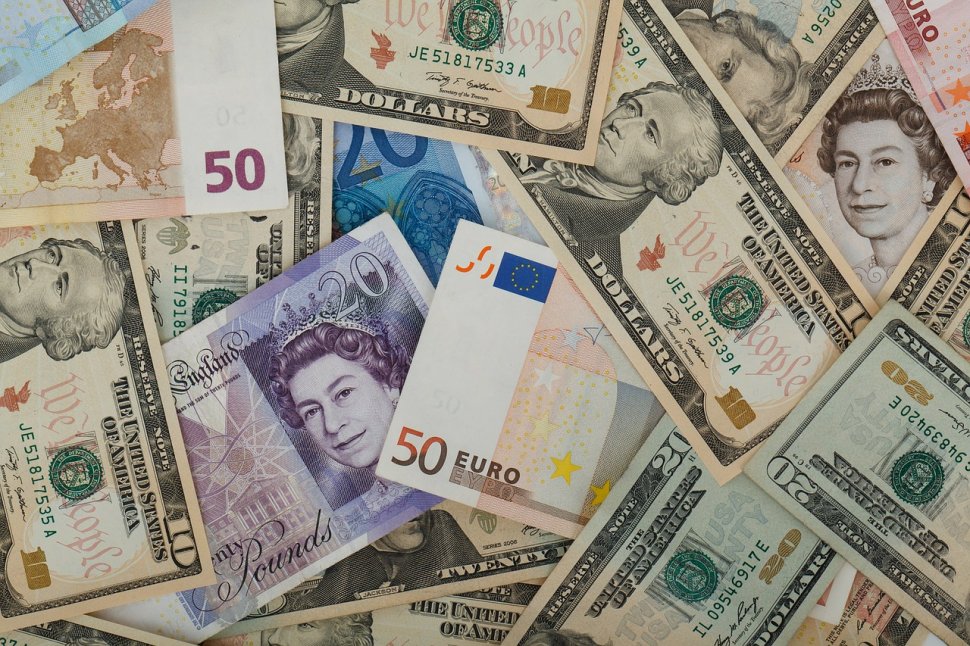 Lira sterlină înregistreză un minim istoric faţă de dolar şi euro