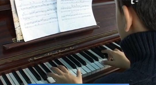 Un băiat din Bistriţa, diagnosticat cu autism, este compozitor la 12 ani