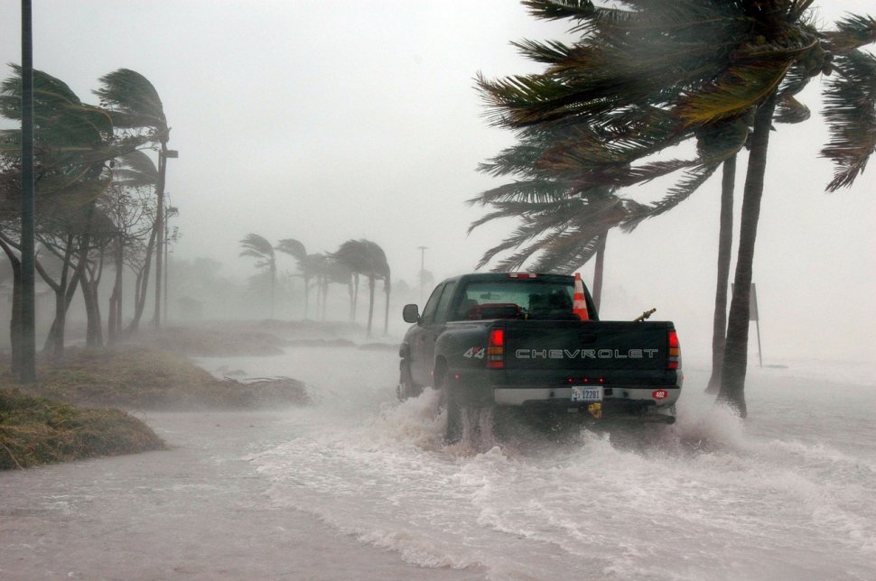 Uraganul Matthew se îndreaptă spre California, unde președintele Obama a decretat stare de urgență. Primele imagini cu dezastrul creat VIDEO