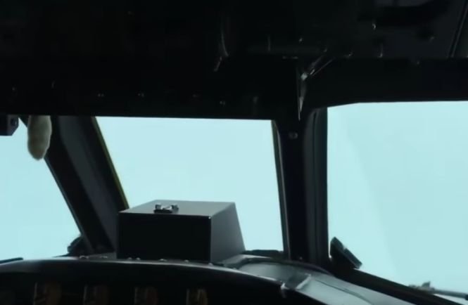 Momentul în care un avion intră în ochiul unui uragan - VIDEO