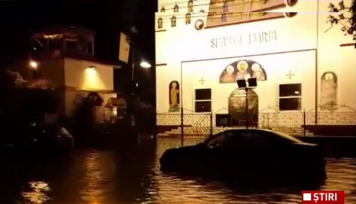 O ploaie torențială a făcut prăpăd la Constanța. În mai puțin de o oră, străzile și bulevardele au fost acoperite cu apă