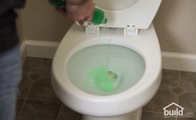 A pus detergent de vase în vasul de toaletă. Rezultatul te va uimi