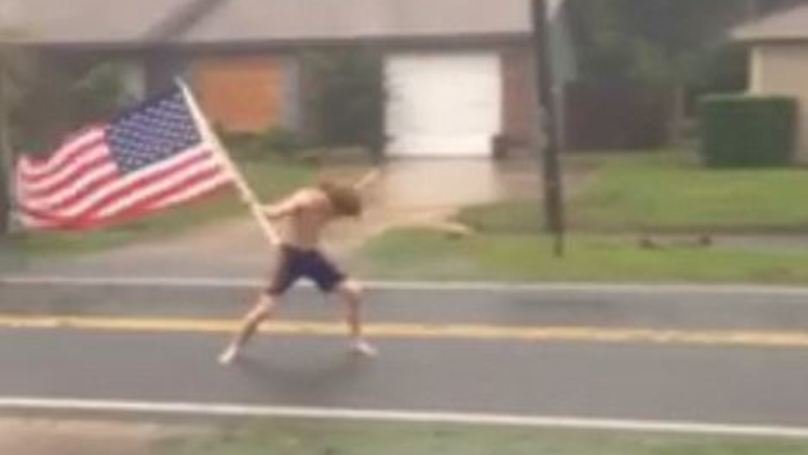 Un american face senzație pe internet. Ce făcea bărbatul, când toată lumea fugea de uraganul Matthew VIDEO