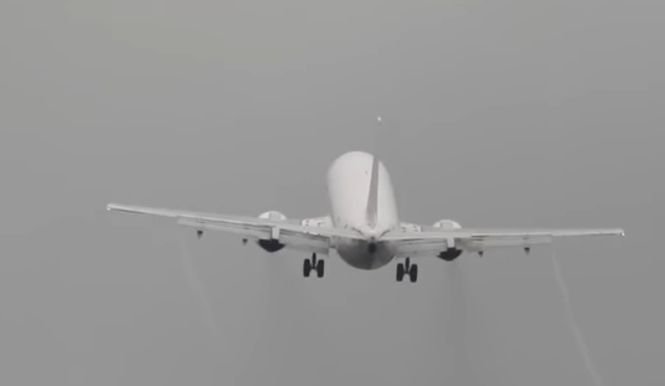 Clipe de groază pentru pasagerii unui avion. Momentul în care un Boeing 737 este luat de vânt - VIDEO