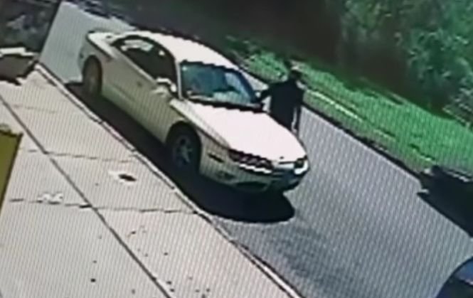 Un bărbat a fost aruncat în aer de un șofer vitezoman. Imagini șocante - VIDEO