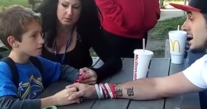Cutremurător! Momentul în care un tată își anunță fiul că mama a murit în urma unei supradoze - VIDEO
