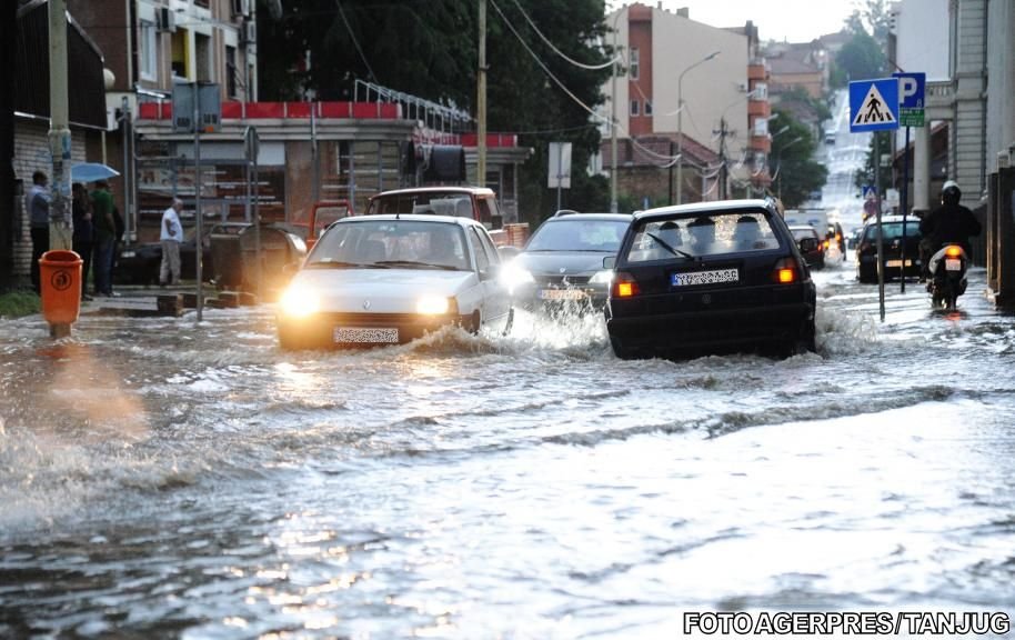 Ploile fac prăpăd în jumătate de țară. COD ROȘU de inundații în Galați. Trafic feroviar și rutier îngreunat, oameni evacuați și zeci de gospodării inundate