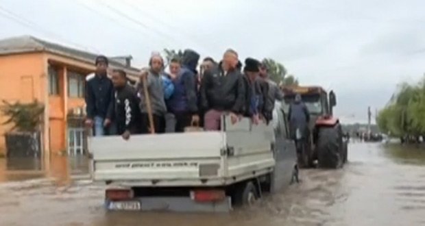 Sinteza Zilei: România, lovită de inundaţii. Cum va fi vremea în următoarea perioadă