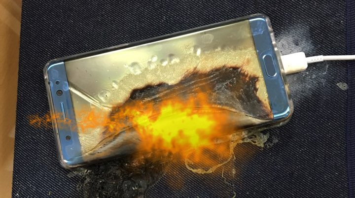 Clipe de coșmar! Acest clip video a surprins momentul în care un telefon Note 7 a luat foc. Nu ai vrea să treci prin asta