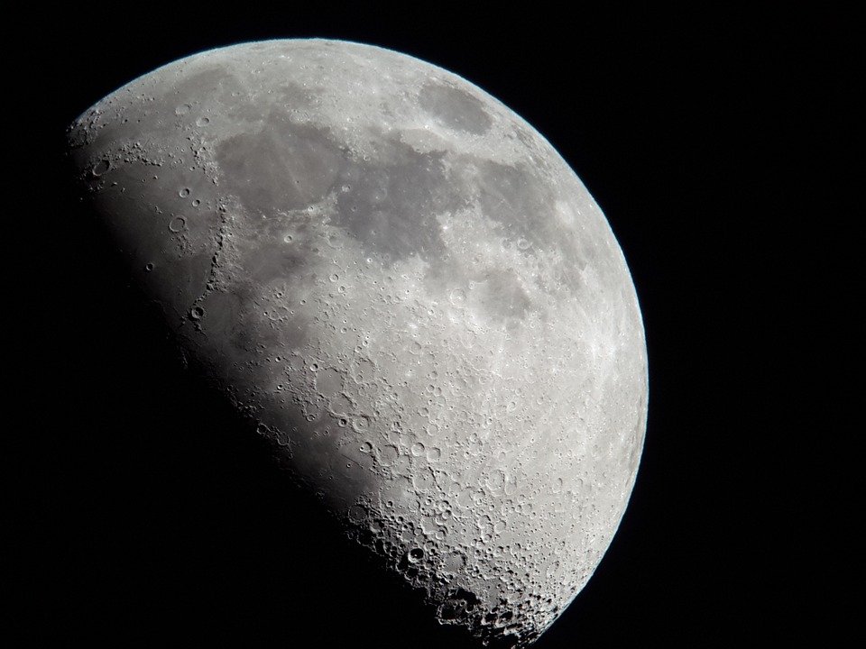 Ipoteză fabuloasă lansată de o echipă de cercetători: Luna își schimbă relieful la fiecare 81.000 de ani