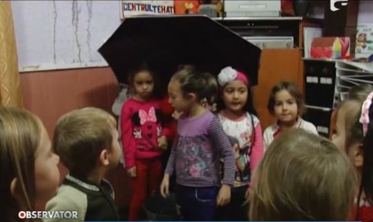 Situație alarmantă într-o grădiniță din România. Copiii se joacă și învață cu umbrela în mână!