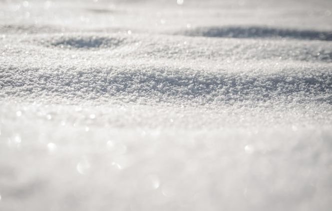 Strat de zăpadă de aproape 30 de centimetri în România