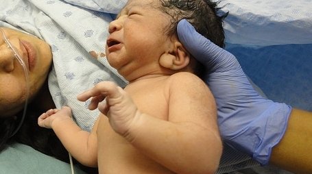 Anchetă la spitalul Făgăraş după ce unei femei i s-a spus că a născut un băiat, dar i-au adus a doua zi o fetiţă