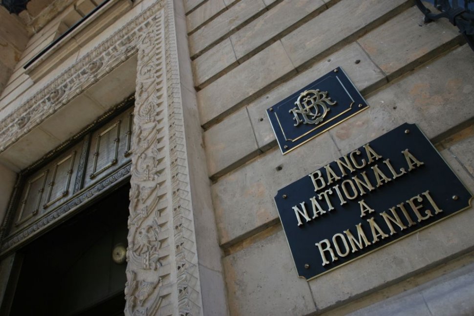 Avertismentul BNR: Risc mare pentru două bănci