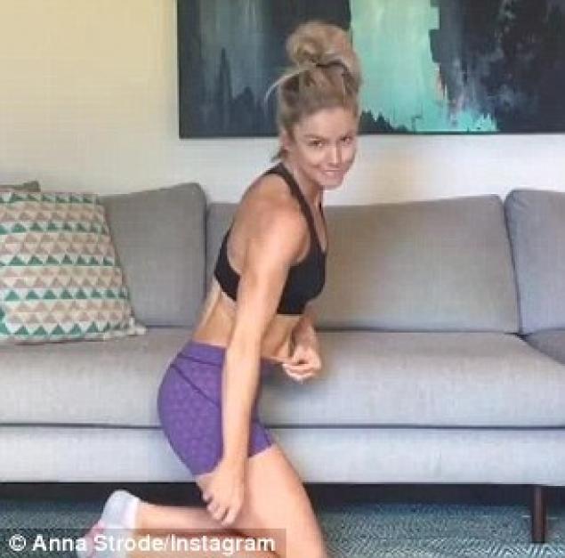 Cum arata abdomenul femeii la doua luni dupa ce a nascut gemeni! Pare perfect, dar daca te uiti cu atentie... 410944