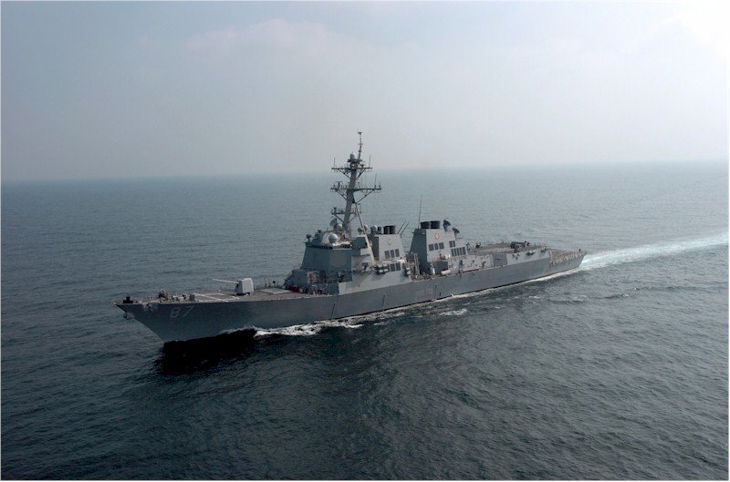 O navă militară a SUA a fost atacată din Yemen. Cum au răspuns forțele americane
