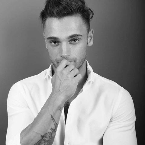 Pe Radu Vâlcan îl ştie toată lumea. Dar iată cum arată fratele său. Admiratoarele s-au grăbit deja cu sfaturile: ”Du-l pe Insula Iubirii ca ispită!” 411348