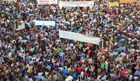 Reîncep protestele la Atena. Mii de greci au ieşit în stradă