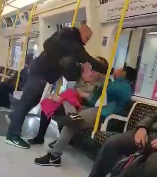 Atacurile rasiste s-au înmulțit în UK. Un asiatic, lovit cu pumnul la metroul londonez - VIDEO