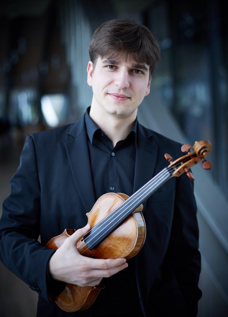 Cinci tineri muzicieni de origine română sunt susținuți să-și urmeze visul într-o inițiativă unică, inspirată de generozitatea lui George Enescu, la care poate contribui și publicul larg  411494