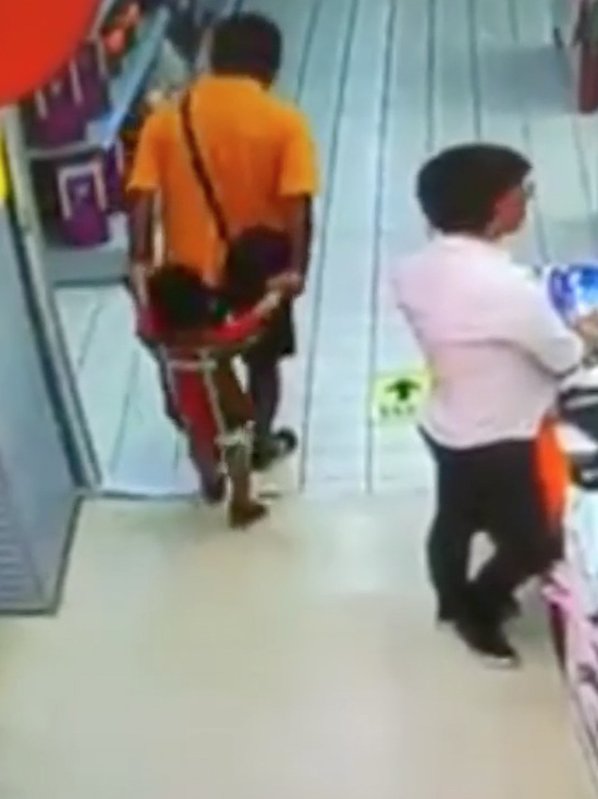 Coșmarul oricărui părinte. A căzut peste fiul lui într-un supermarket. Ce a urmat e ireal - VIDEO