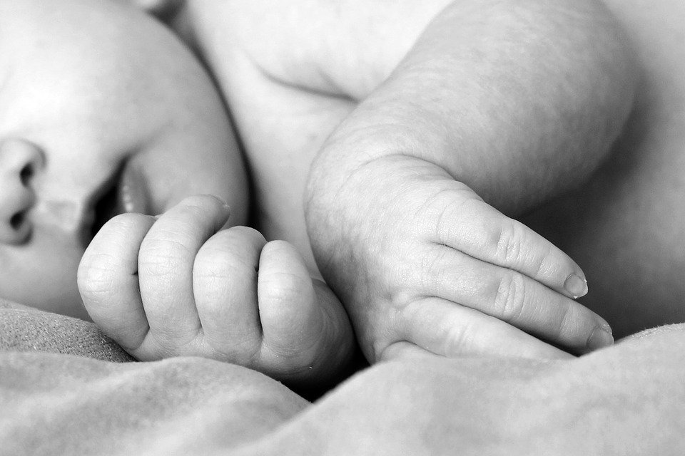 Un bebeluș de 8 luni, mort cu zile în spitalele din Suceava. Acuzații grave la adresa medicilor