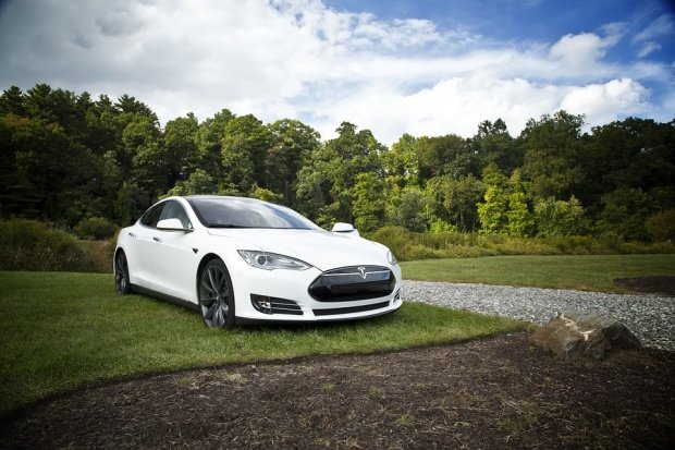 Șeful Tesla a făcut un anunț uriaș. Când vom putea merge cu mașini care se conduc singure
