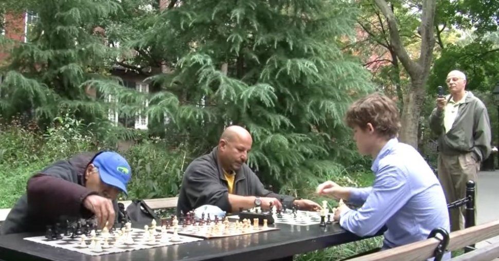 Omul care i-a dat șah mat lui Bill Gates și-a găsit o nouă activitate. Cum se distrează cel mai bun jucător de șah din lume