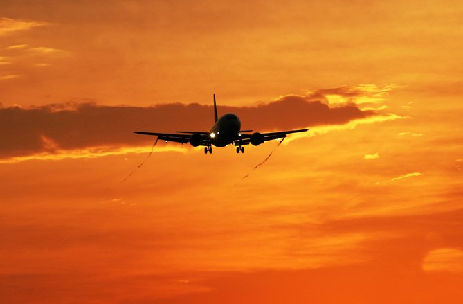 Ce a făcut un pasager nervos că a pierdut avionul. E șocant cum s-a răzbunat pe o angajată a aeroportului - VIDEO