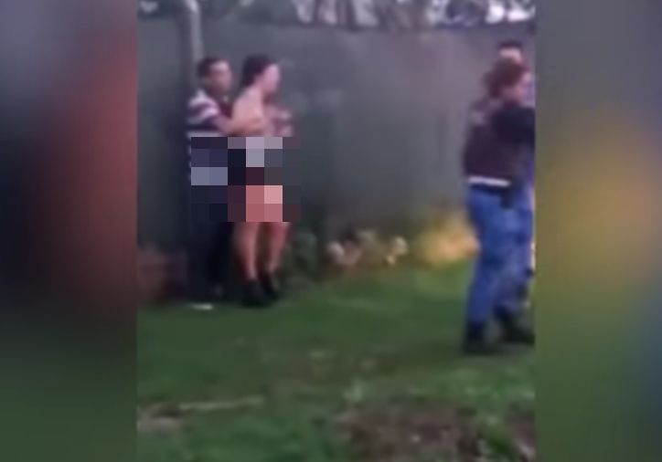 Au fost filmați în timp ce făceau sex în public și cineva a chemat poliția. E halucinant ce le-a cerut tânăra polițiștilor!