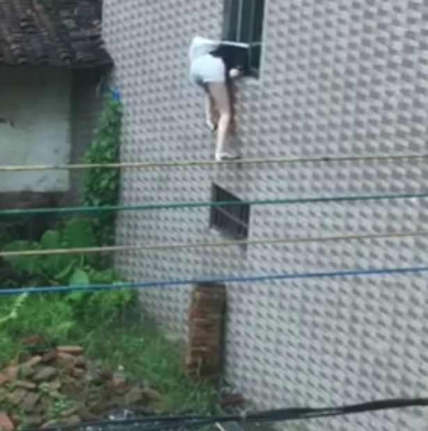 A uitat cheile și a încercat să intre în casă pe geam. Mai avea puțin și reușea când un lucru neașteptat s-a întâmplat - VIDEO