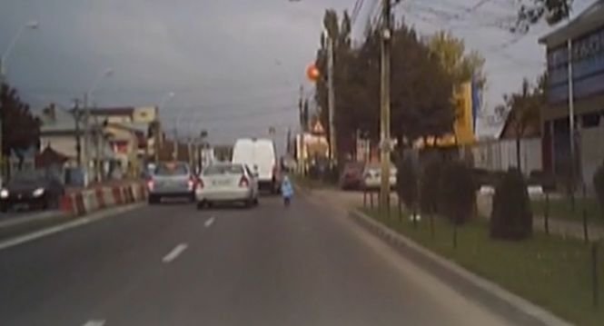 Momentul în care un copil de trei ani, nesupravegheat, ajunge în mijlocul unei șosele, în Voluntari - VIDEO șocant