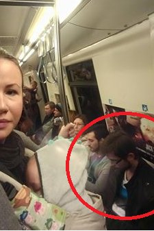 O bucureșteancă cu bebelușul în brațe a decis să le dea o lecție tinerilor care nu i-au cedat locul pe scaun la metrou: ''Îi vedeți pe băieții ăștia doi?...'' - FOTO