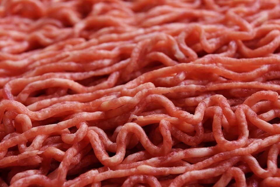 Pericolul din mâncare! Două kilograme de carne infestată cu bacteria E.coli au ajuns la populaţie 