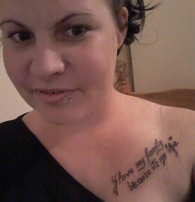A mers sa-si faca un tatuaj, dar toata lumea a ras de ea! Ce i-a scris de fapt pe piele 412686