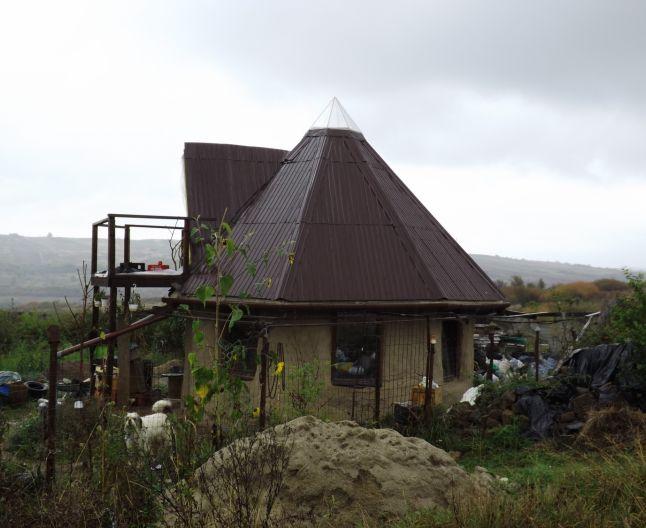 Cum arată casa de 3.500 de euro ridicată de doi actori care au refuzat să-şi facă credit la bancă 412695